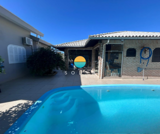 Casa Para Vender com 2 suítes e mais 02 dormitórios, aprox. 100m da Praia Grande em Penha/SC. Ref. 450