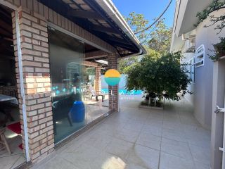 Casa Para Vender com 2 suítes e mais 02 dormitórios, aprox. 100m da Praia Grande em Penha/SC. Ref. 450