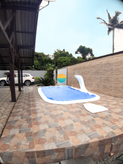 Casa à venda com piscina, com 03 dormitórios sendo 01 suíte, aprox. 1 km da praia de Armação em Penha/SC. Ref. 452