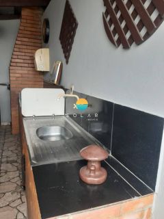 Casa à venda com piscina, com 03 dormitórios sendo 01 suíte, aprox. 1 km da praia de Armação em Penha/SC. Ref. 452