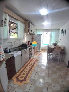 Casa à venda com piscina, com 03 dormitórios sendo 01 suíte, aprox. 1 km da praia de Armação em Penha/SC. Ref. 452