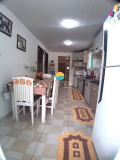 Casa à venda com piscina, com 03 dormitórios sendo 01 suíte, aprox. 1 km da praia de Armação em Penha/SC. Ref. 452