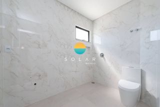 Sobrado novo com 200,50m² à venda, com 3 suítes e aprox. 200m da Praia da Armação Itaporocoy em Penha/SC. Ref. 454