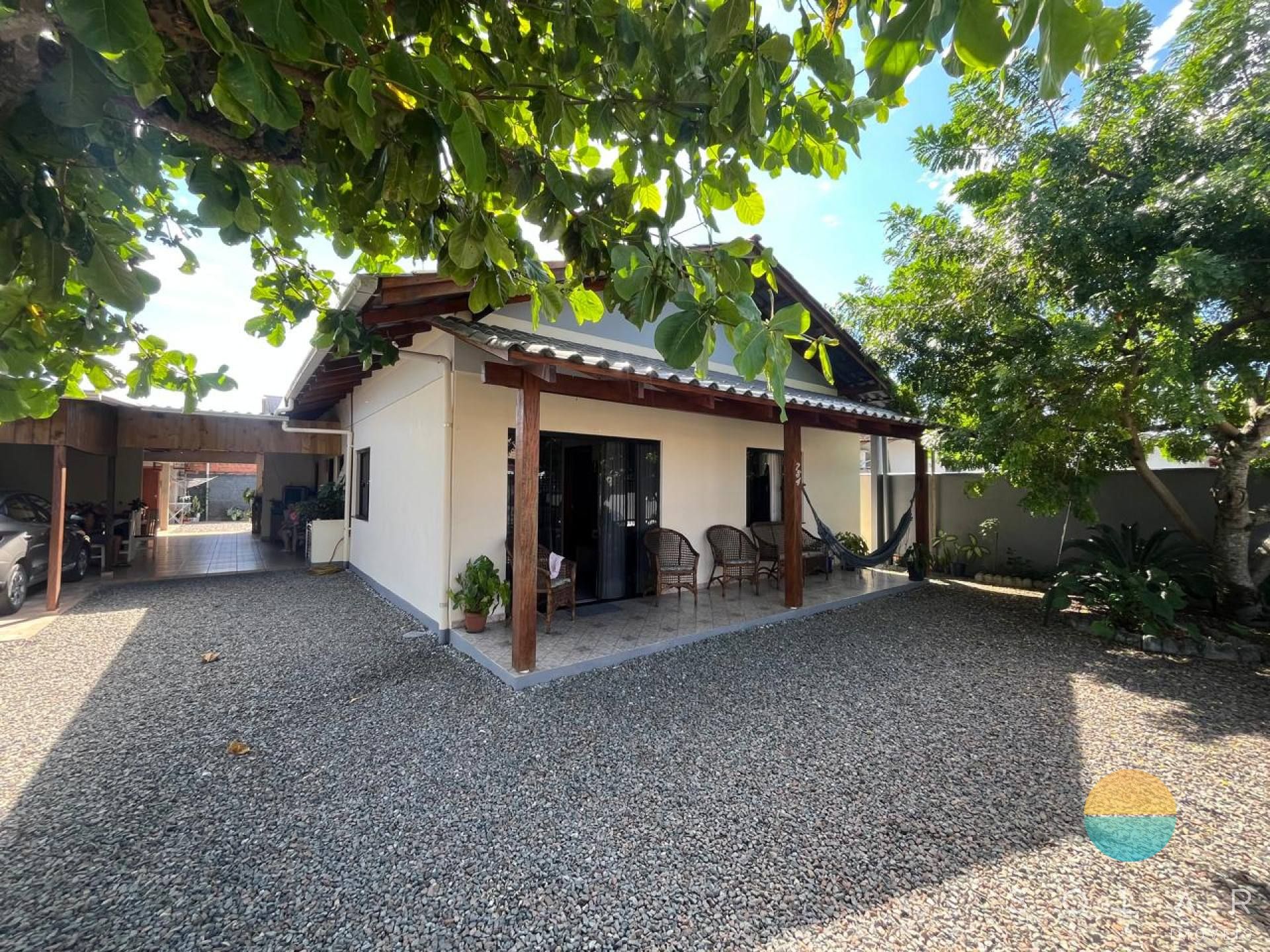 Terreno de 550m² com 2 casas, com possibilidade de renda extra na Praia da Armação em Penha/SC. Ref. 460