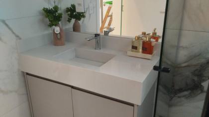 Apartamento Térreo Totalmente Mobiliado com 2 Dormitórios sendo 1 Suíte, em Balneário Piçarras/SC. Ref.468