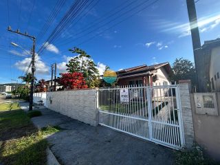 Casa à venda com terreno surpreendente mais Kitinete de 25m² no Centro de Penha/SC. Ref.498