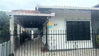 Casa à venda com 4 Dormitórios sendo 1 Suíte com 280m² na Armação em Penha / SC. Ref.493