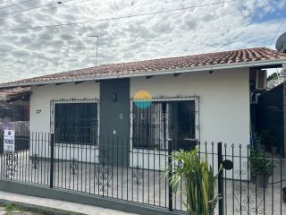 Casa à venda com 4 Dormitórios sendo 1 Suíte com 280m² na Armação em Penha / SC. Ref.493