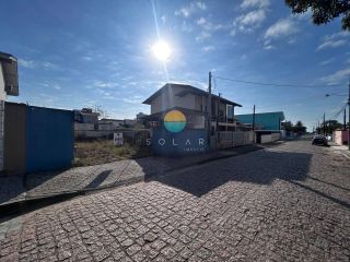 Terreno de 256,45m² com projeto aprovado, aprox. 440m da Praia do Quilombo em Penha/SC. Ref. 501