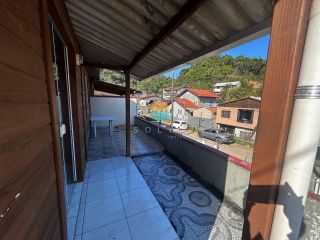 Casa principal mais duas casas! Oportunidade de renda extra! na Armação em Penha /SC. Ref.504
