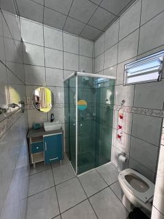 Casa principal mais duas casas! Oportunidade de renda extra! na Armação em Penha /SC. Ref.504