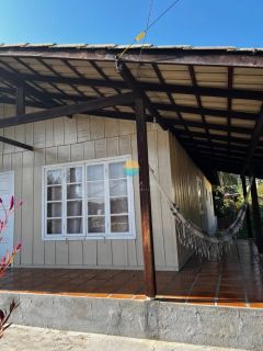 Casa encantadora entre a Praia do Trapiche e a do Cascalho, 150m² de área construída com 3 Dormitórios em Penha / SC. Ref.505