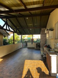 Casa encantadora entre a Praia do Trapiche e a do Cascalho, 150m² de área construída com 3 Dormitórios em Penha / SC. Ref.505