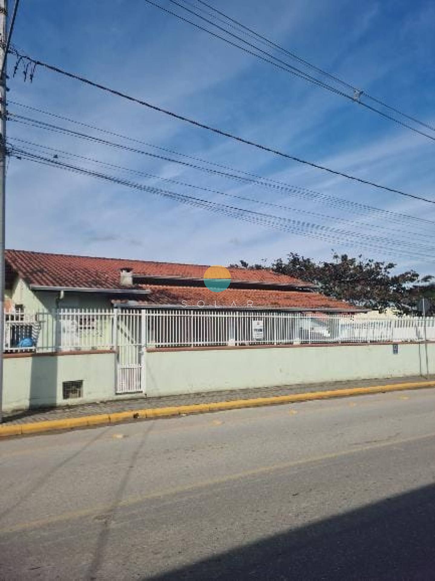 Casa com 4 Dormitórios, com 104m² de área construída a 600m do mar, no bairro Itacolomi, Piçarras / SC. Ref.511