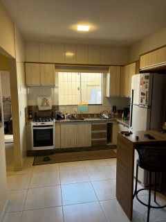 Espetacular sobrado semi mobiliado com 82m² no bairro da Armação do Itapocoroi, Penha /SC. Ref. 513