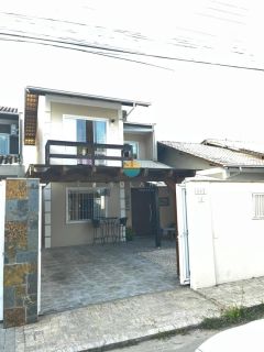 Espetacular sobrado semi mobiliado com 82m² no bairro da Armação do Itapocoroi, Penha /SC. Ref. 513