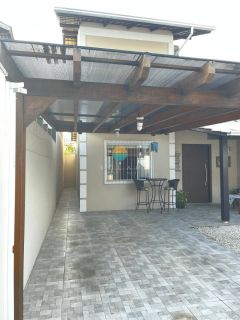 Espetacular sobrado semi mobiliado com 82m² no bairro da Armação do Itapocoroi, Penha /SC. Ref. 513