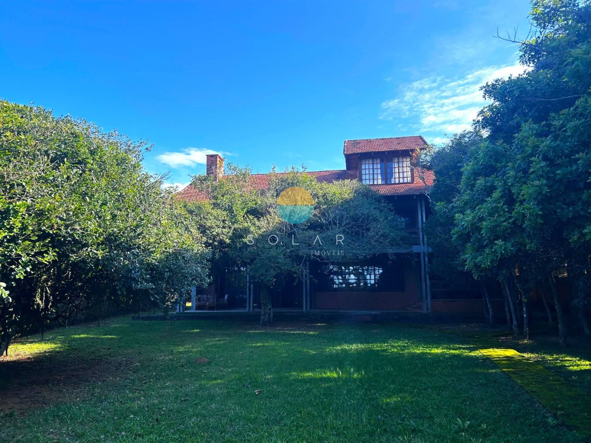 Autêntico pé na areia — 2.709 m² de terreno com acesso direto ao mar, em uma das localizações mais exclusivas de Penha: a deslumbrante Praia do Poá, Penha/SC. Ref. 517