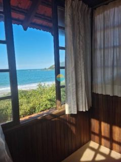 Autêntico pé na areia — 2.709 m² de terreno com acesso direto ao mar, em uma das localizações mais exclusivas de Penha: a deslumbrante Praia do Poá, Penha/SC. Ref. 517