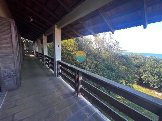 Autêntico pé na areia — 2.709 m² de terreno com acesso direto ao mar, em uma das localizações mais exclusivas de Penha: a deslumbrante Praia do Poá, Penha/SC. Ref. 517