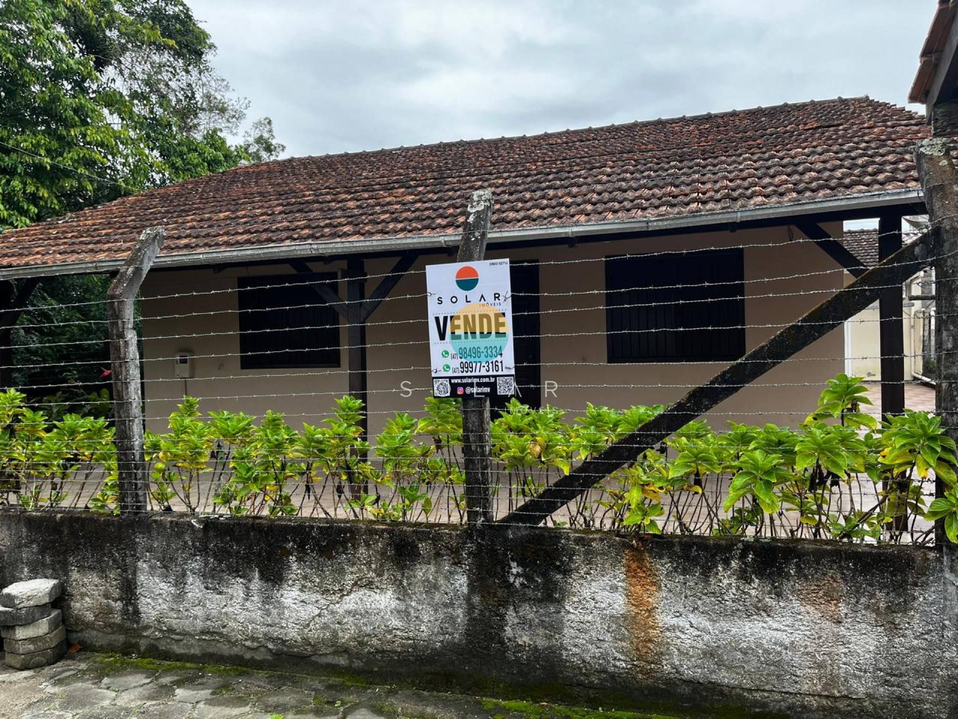 Oportunidade de morar e investir! Terreno com duas casas à venda com 5 dormitórios na Praia da Armação, Penha/SC. Ref.524