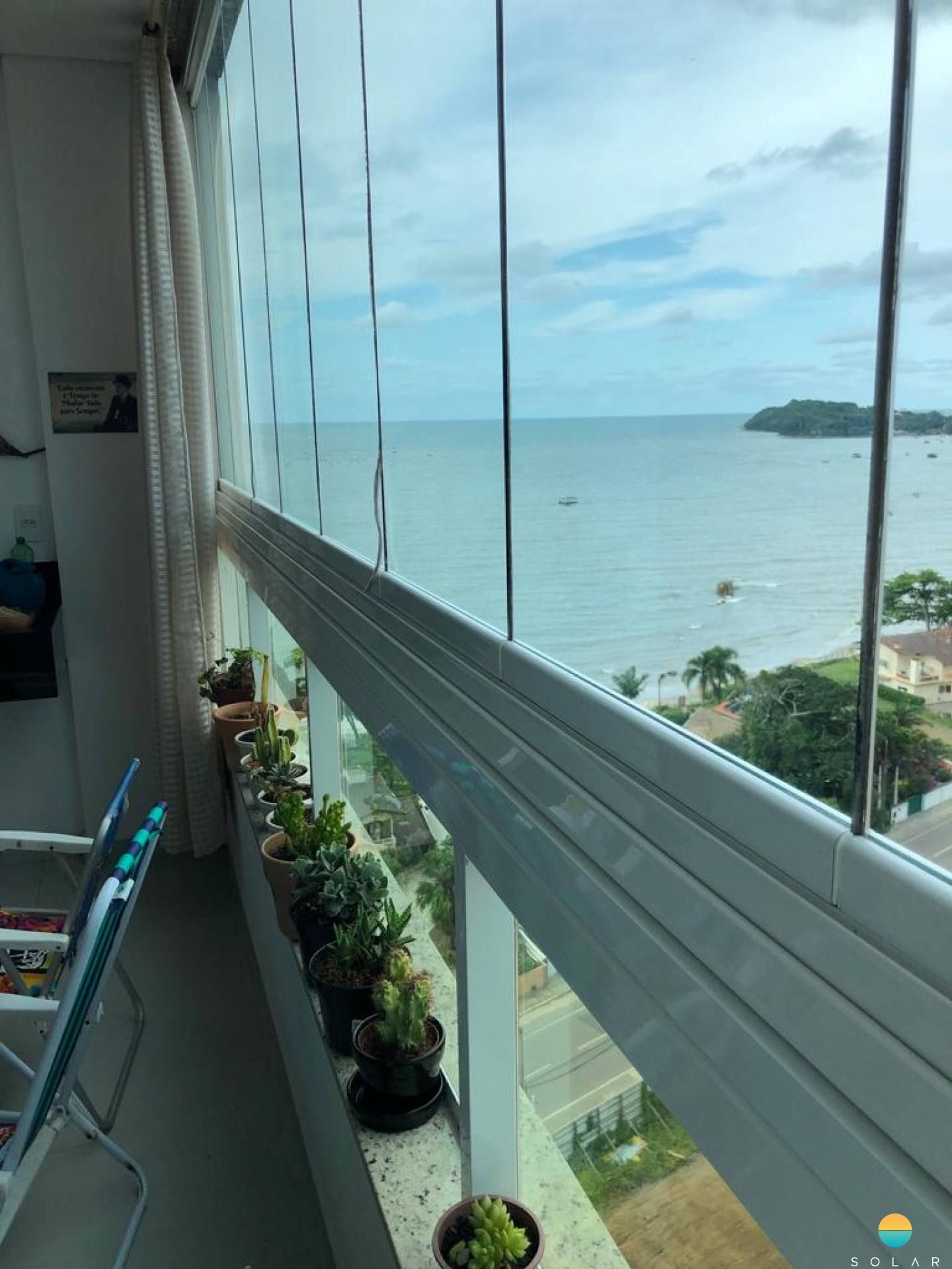 Apartamento Frente mar, aprox. 70m da praia com 2 suítes na Praia de Armação do Itapocory em Penha. Ref. 102
