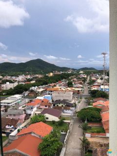 Apartamento Frente mar, aprox. 70m da praia com 2 suítes na Praia de Armação do Itapocory em Penha. Ref. 102