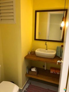 Apartamento Frente mar, aprox. 70m da praia com 2 suítes na Praia de Armação do Itapocory em Penha. Ref. 102