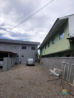 Casa e kitnets, com total de 18 dormitórios e espaço externo para estacionamento à venda aprox. 400m do Beto Carrero, em Armação Penha - SC. Ref. 105