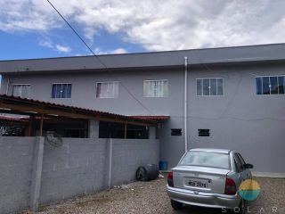 Casa e kitnets, com total de 18 dormitórios e espaço externo para estacionamento à venda aprox. 400m do Beto Carrero, em Armação Penha - SC. Ref. 105