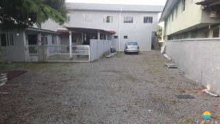 Casa e kitnets, com total de 18 dormitórios e espaço externo para estacionamento à venda aprox. 400m do Beto Carrero, em Armação Penha - SC. Ref. 105