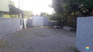 Casa e kitnets, com total de 18 dormitórios e espaço externo para estacionamento à venda aprox. 400m do Beto Carrero, em Armação Penha - SC. Ref. 105