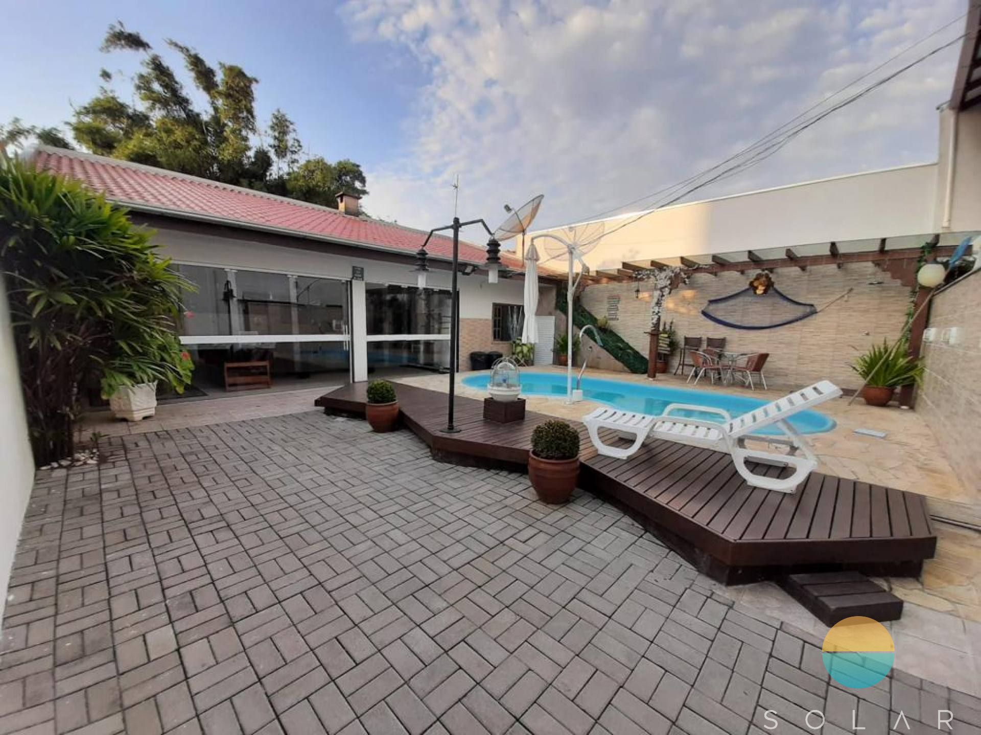 Casa com 03 suítes e área de festas com piscina aprox. 352m da Praia de Armação em Penha/SC. Ref. 107