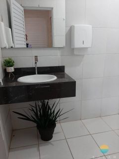 Casa com 03 suítes e área de festas com piscina aprox. 352m da Praia de Armação em Penha/SC. Ref. 107