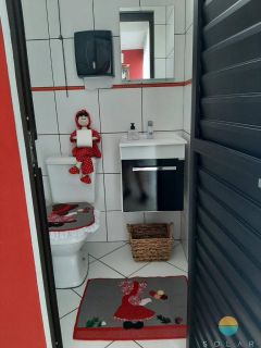 Casa com 03 suítes e área de festas com piscina aprox. 352m da Praia de Armação em Penha/SC. Ref. 107