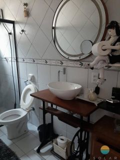 Casa com 03 suítes e área de festas com piscina aprox. 352m da Praia de Armação em Penha/SC. Ref. 107