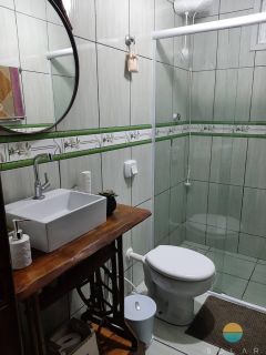 Casa com 03 suítes e área de festas com piscina aprox. 352m da Praia de Armação em Penha/SC. Ref. 107