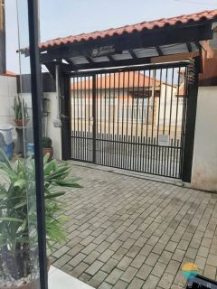 Casa com 03 suítes e área de festas com piscina aprox. 352m da Praia de Armação em Penha/SC. Ref. 107