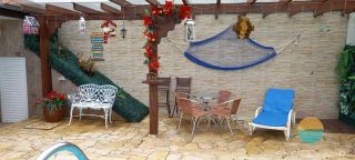 Casa com 03 suítes e área de festas com piscina aprox. 352m da Praia de Armação em Penha/SC. Ref. 107