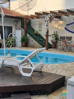 Casa com 03 suítes e área de festas com piscina aprox. 352m da Praia de Armação em Penha/SC. Ref. 107