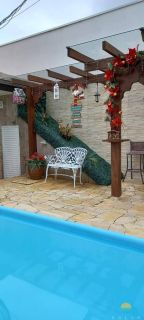 Casa com 03 suítes e área de festas com piscina aprox. 352m da Praia de Armação em Penha/SC. Ref. 107