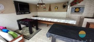 Casa com 03 suítes e área de festas com piscina aprox. 352m da Praia de Armação em Penha/SC. Ref. 107