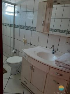 Casa com 03 suítes e área de festas com piscina aprox. 352m da Praia de Armação em Penha/SC. Ref. 107