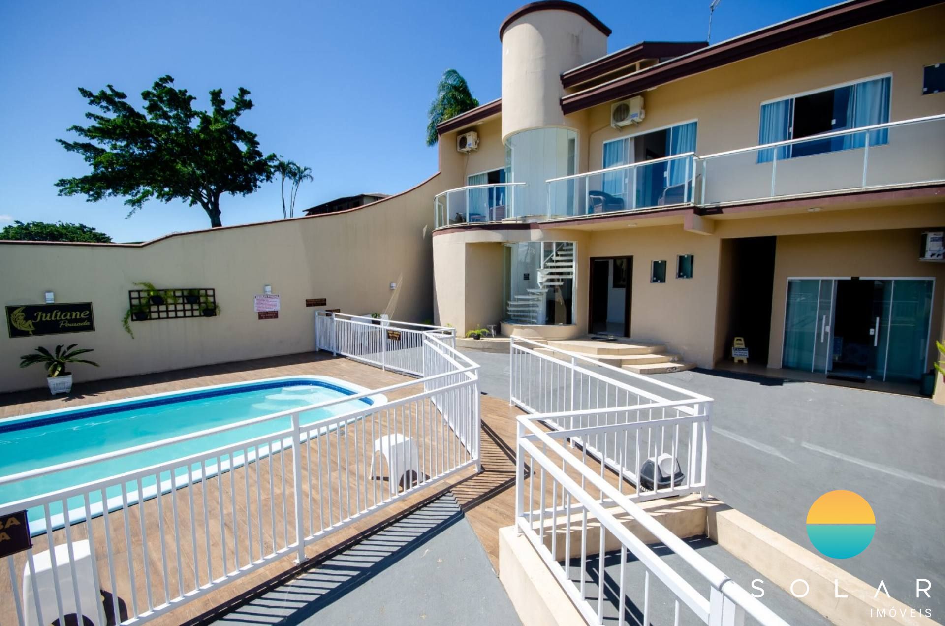 Pousada em frente ao Parque Beto Carrero World, com 14 suítes em plena operação na Praia de Armação em Penha/SC. Ref. 139