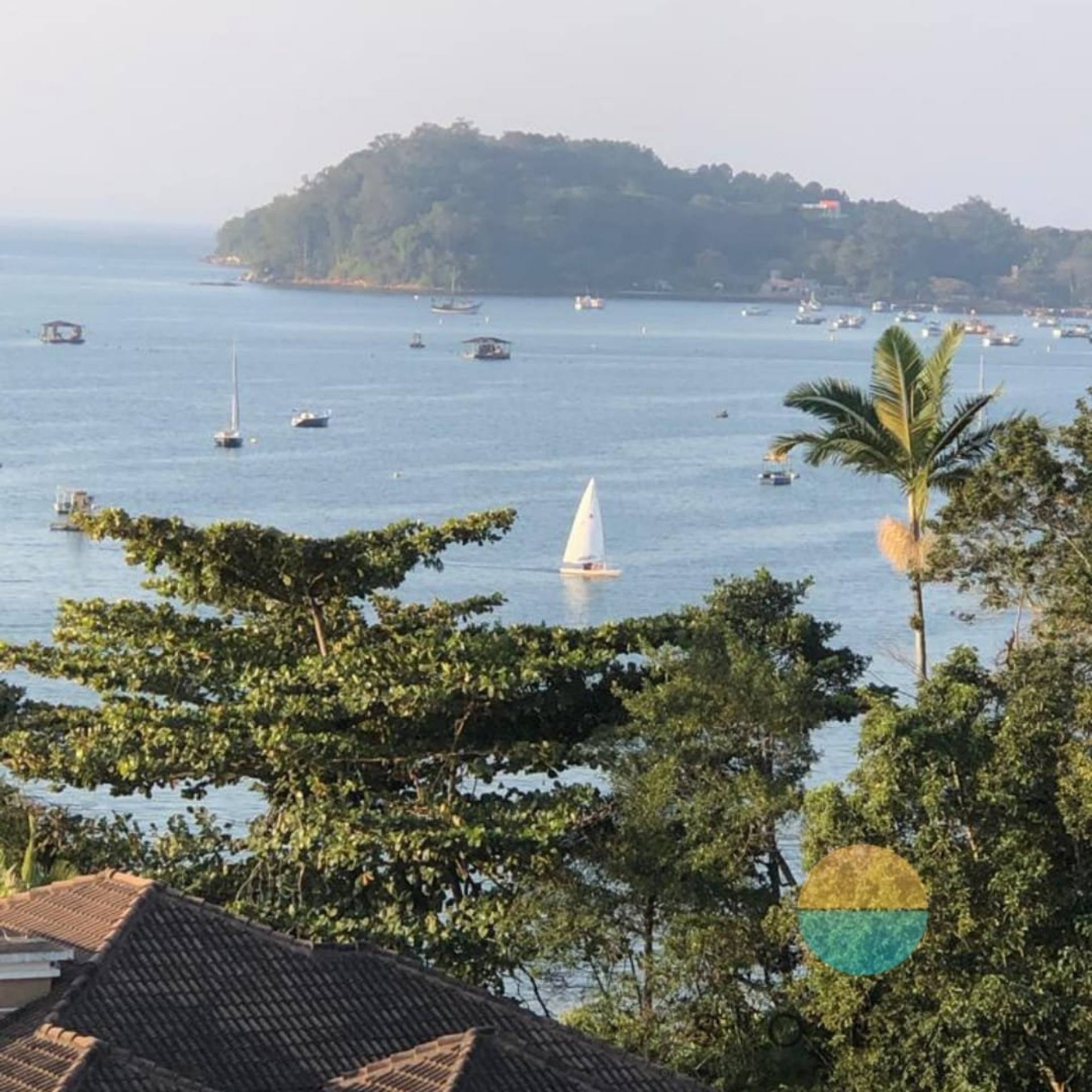 Lindo apartamento frente mar em Armação, com 02 dormitórios e 02 vagas de garagem. Ref. 157