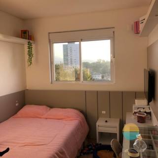 Lindo apartamento frente mar em Armação, com 02 dormitórios e 02 vagas de garagem. Ref. 157