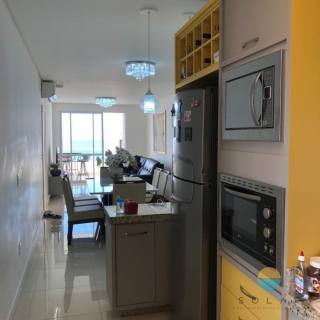 Lindo apartamento frente mar em Armação, com 02 dormitórios e 02 vagas de garagem. Ref. 157