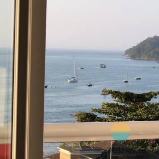 Lindo apartamento frente mar em Armação, com 02 dormitórios e 02 vagas de garagem. Ref. 157