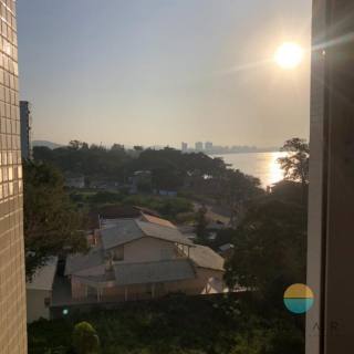 Lindo apartamento frente mar em Armação, com 02 dormitórios e 02 vagas de garagem. Ref. 157