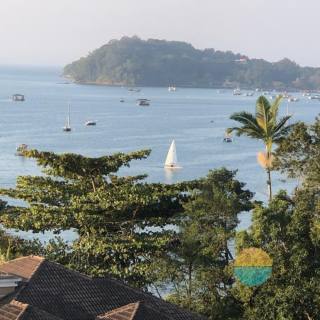 Lindo apartamento frente mar em Armação, com 02 dormitórios e 02 vagas de garagem. Ref. 157